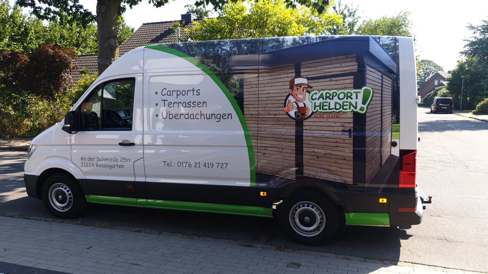 Montage-Transporter von Carport Helden mit Maskottchen-Logo und vollflächiger Carport-Beklebung