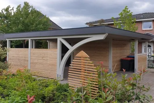 Einzelcarport aus Holz mit geschwungenen Kopfband-Bögen und Sichtschutzwänden aus Rhombusleisten