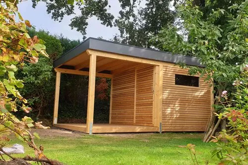 Gartenhaus aus Lärchenholz mit integriertem überdachtem Sitzplatz unter anthrazitfarbenem Flachdach