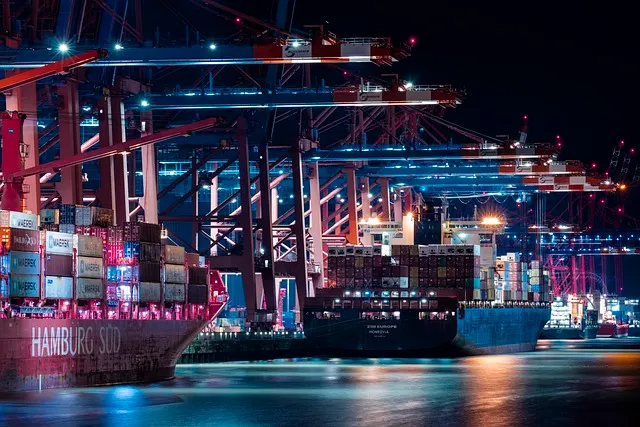 Containerterminal im Hamburger Hafen bei Nacht